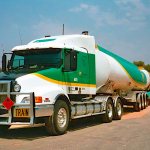 Автопоезд в Австралии: тягач Volvo NH15 с 6ю прицепами цистернами