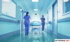 Две медсестры везущие потерпевшего по коридору клиники