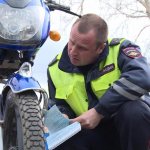 фото инспектор осматривает мотоцикл