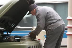 Контрольный осмотр автомобиля перед выездом. Осмотр технического состояния автомобиля. Проверка технического состояния автомобиля. Ежедневное техническое обслуживание грузового автомобиля.