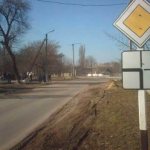 Главная дорога меняет направление на перекрестке — как продолжать движение