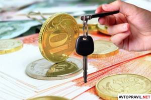 Рука держащая автомобильные ключи от авто на фоне рублей