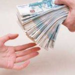 стопка денег в руке